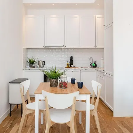 Rent Like - Plac Konstytucji 6 *